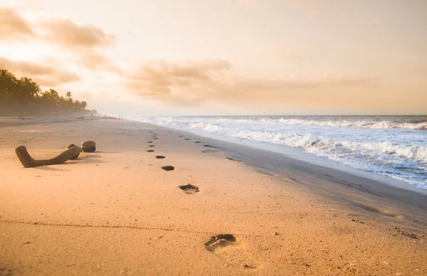 Passos e pôr do sol na praia de Tayrona, na Colômbia — Fotografia de Stock
