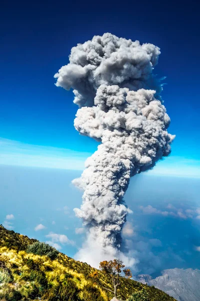 Erupce sopky Santiaguito v Guatemale od Santa Maria — Stock fotografie
