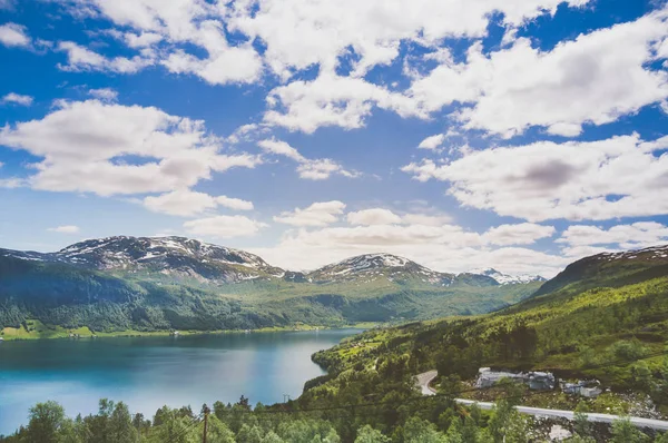 Fiyort Peyzaj ve Norveç dağlarında — Stok fotoğraf