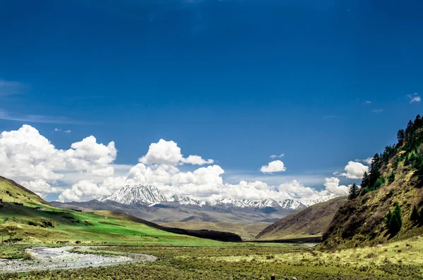 Tibetan mountains and creeks in tibetan landscape — Stock Photo, Image