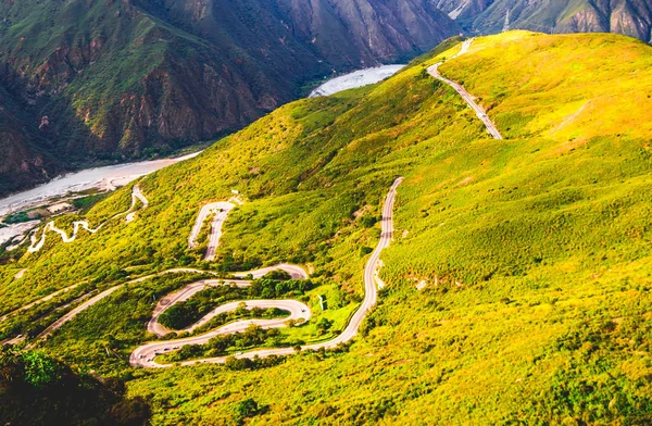 Rue de montagne dans les Andes par le parc national Chicamocha — Photo