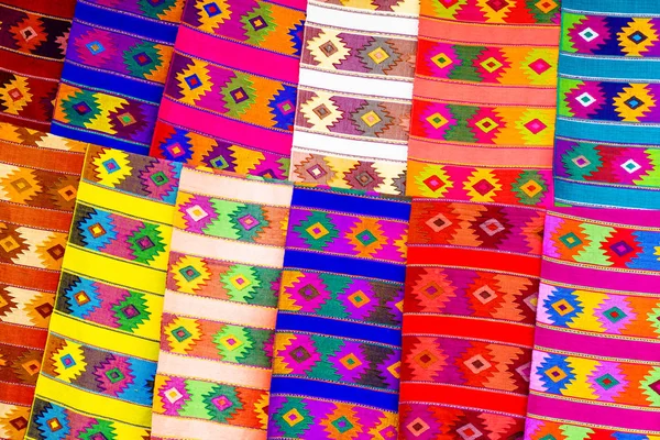 Tecidos coloridos no mercado em Chichicastenango — Fotografia de Stock