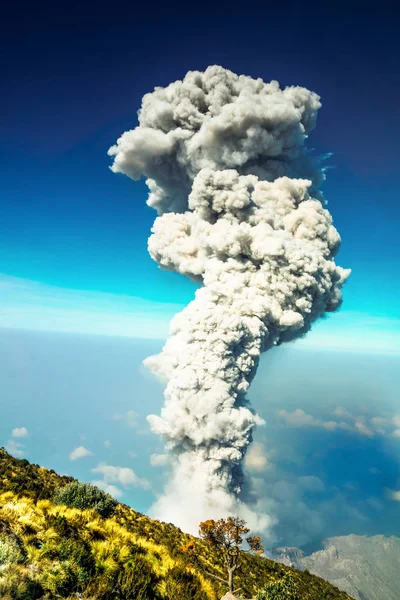 Извержение вулкана Сантьягито в Гватемале — стоковое фото