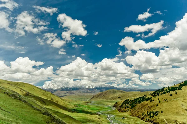 Ruisseau et montagnes dans les hauts plateaux tibétains — Photo