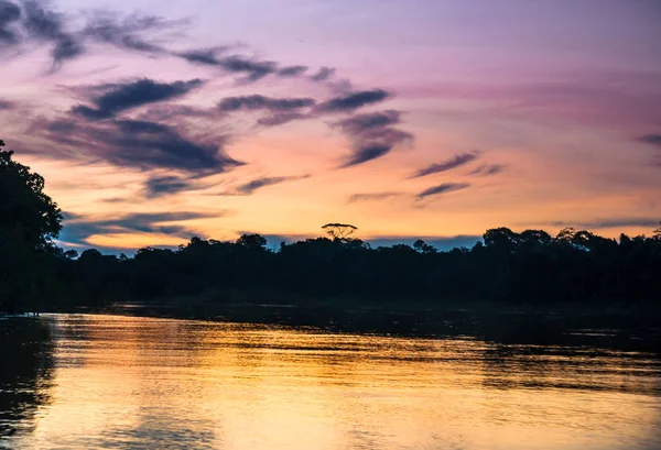 Pôr do sol sobre o rio Amazonas no Brasil — Fotografia de Stock