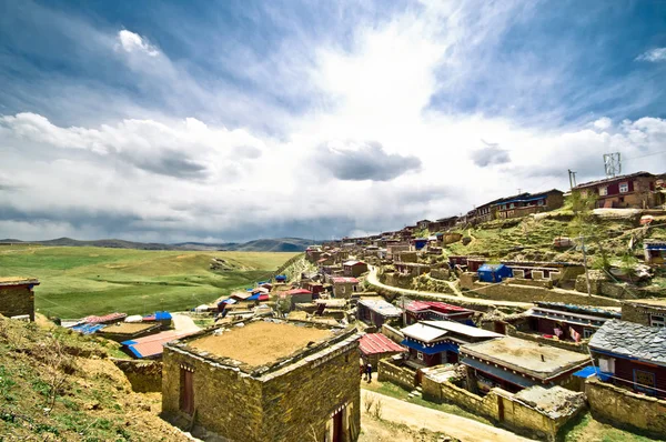 A hegyi táj, a Kína tibeti falu — Stock Fotó