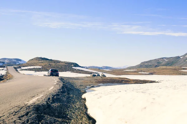 Улица в горном пейзаже Норвегии — стоковое фото