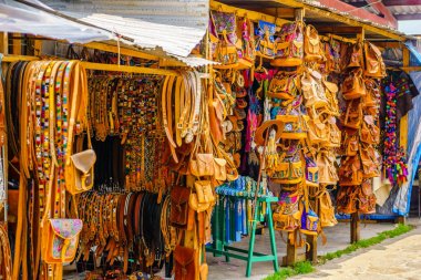 Yerli deri el sanatları pazarında Oaxaca - Meksika