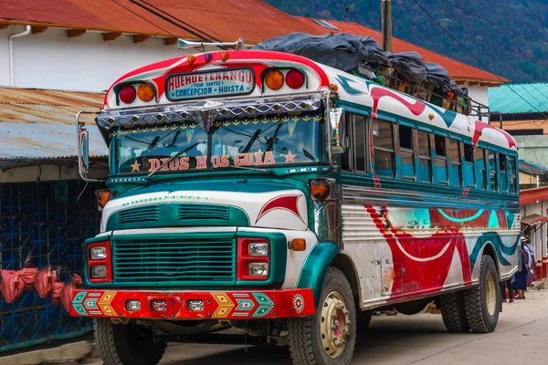 Ônibus da velha escola usado como transporte público por Todos Santos Cuchumatan na Guatemala — Fotografia de Stock