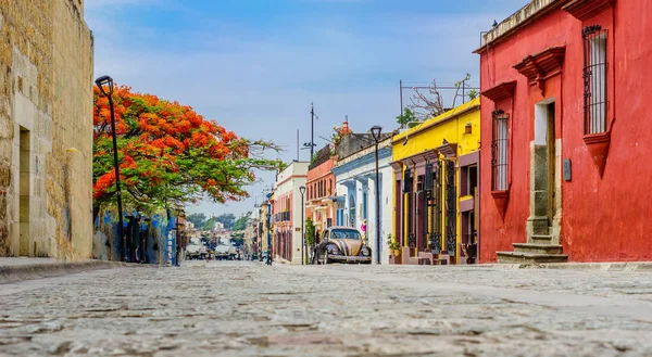 Edificios coloniales en el casco antiguo de la ciudad de Oaxaca en México —  Fotos de Stock