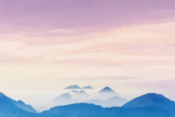 Violet zonsondergang over mistige vulkanen van Lago Atilan door Quetzaltenango in Guatemala — Stockfoto