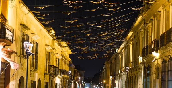 Casco antiguo colonial de la ciudad de Oacaca por la noche - en México — Foto de Stock