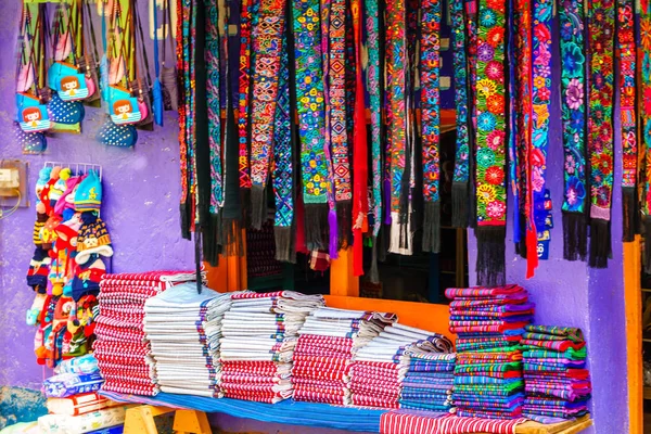 Domorodé maya oblečení na trhu v Chichicastenango - Guatemala — Stock fotografie