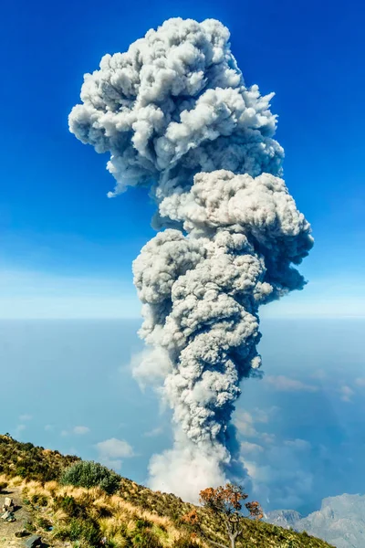 Извержение вулкана Сантьягито из Санта-Мария по quetzaltenango в Гватемале — стоковое фото