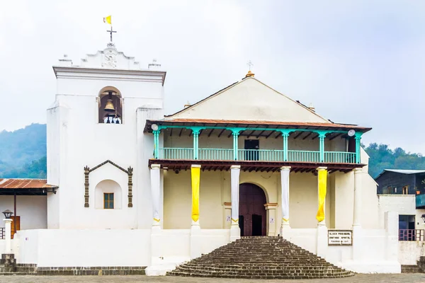 圣詹姆斯使徒教会在圣地亚哥兰湖-危地马拉 — 图库照片