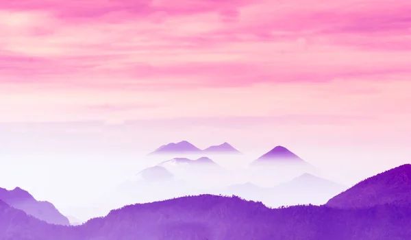 Purple sunset over foggy volcanoes of Lago Atilan by Quetzaltenango in Guatemala — Stock Photo, Image