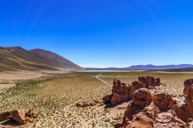 Uyuni tarafından Bolivya'nın Altiplano çölde Siloli