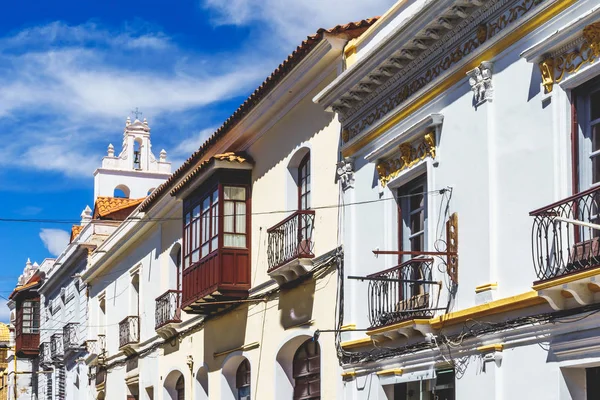 Via degli edifici coloniali nel centro coloniale di Sucre - Bolivia — Foto Stock