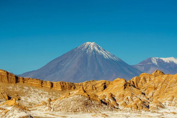 Volcano Licancabur at the border of Chile to Bolivia by San Pedro de Atacama — Stock Photo, Image