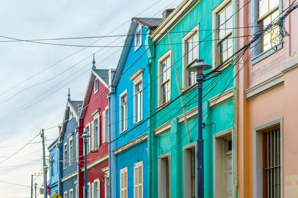 Colorate case coloniali nelle strade di Valparaiso - Cile — Foto Stock