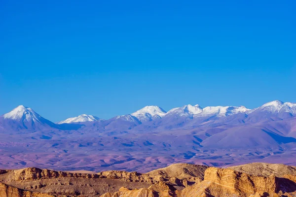 Volcan violet à la frontière avec la Bolivie par San Pedro de Atacama — Photo