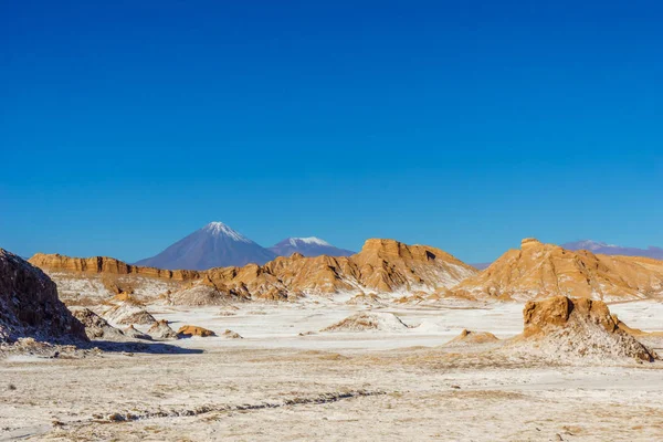 Moon Valley bir yanardağ Licancabur tarafından San pedro de Atacama Şili — Stok fotoğraf