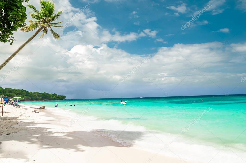 Playa Paradies de Playa Blanca en Isla Baru por Cartagena en Colombia 2022