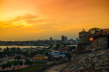 Cartagena kale San Felipe - Kolombiya üzerinden cityscape üzerinde gün batımı görünümü