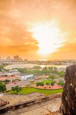 Cartagena kale San Felipe - Kolombiya üzerinden cityscape üzerinde gün batımı görünümü