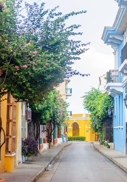 Coloridos edificios coloniales en las calles de Cartagena — Foto de Stock