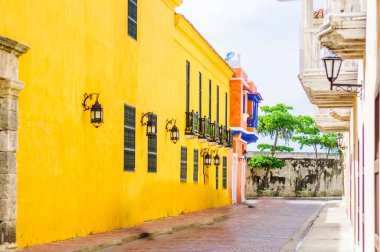 Cartagena eski şehir - Kolombiya sömürge binaları ile sokakları