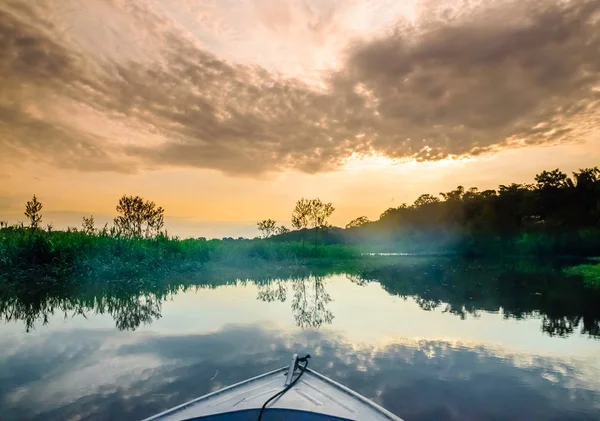 Лодка на Амазонке в Бразилии — стоковое фото