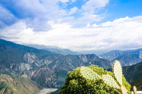 Paysage de montagne par Gorche chicamocha canyon dans les Andes de la Colombie — Photo