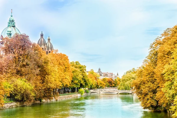 Färgglada träd på Isar i höst i München — Stockfoto