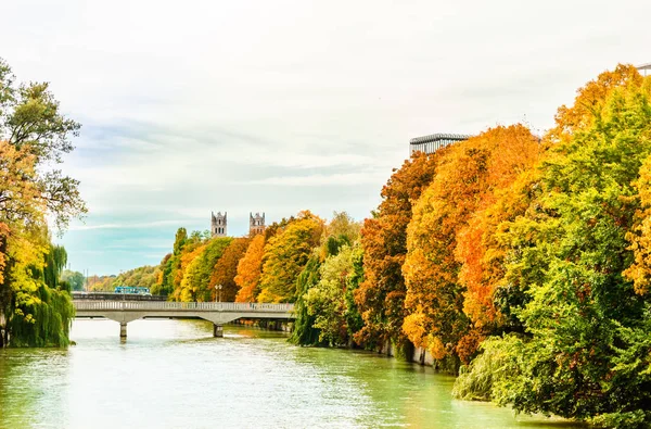Colorful trees at the Isar in Autumn in Munich — Stock Photo, Image