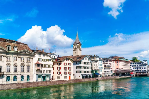 Oude stad van Zürich en de rivier Limmat — Stockfoto