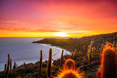 Sunrise Uyuni Tuz Gölü'nden ada Incahuasi Bolivya üzerinden