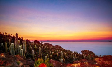 Sunrise Uyuni Tuz Gölü'nden ada Incahuasi Bolivya üzerinden