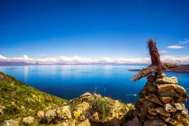 Titicaca gölü ve çapraz Isla de Sol Bolivya