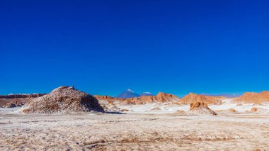 Moon Valley ve volkan Licancabur San Pedro de Atacama Şili'tarafından