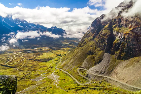 Brouillard matinal sur la route de la mort dans les Yungas de Bolivie — Photo