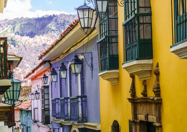 Kleurrijke koloniale gebouwen in La Paz Bolivia — Stockfoto