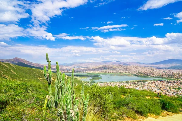 Paysage urbain de Cochabamba depuis la colline du Cerro de San Pedro — Photo