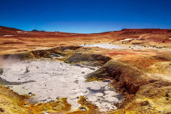 Бассейн с грязью от гейзера Sol de la Manana в Альтиплано Боливии — стоковое фото