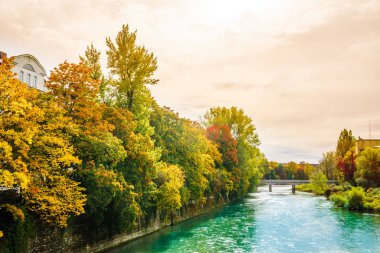 Isar Nehri yılında Münih'te sonbahar manzara