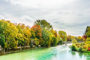 Isar Nehri renkli bir sonbahar manzara Münih'te ağaçlarda