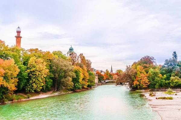 Ένα πολύχρωμο ποταμού Isar δέντρα στο φθινοπωρινό τοπίο στο Μόναχο — Φωτογραφία Αρχείου