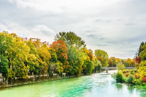 Řeky Isar barevné stromy v podzimní krajině v Mnichově — Stock fotografie