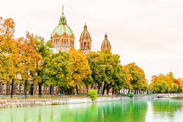 Rio Isar uma igreja St. Anna paisagem de outono por Lehel em Munique — Fotografia de Stock