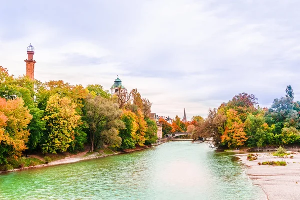 Isar floden en färgglad träd i höstlandskap i München — Stockfoto